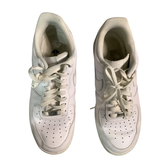 Nike airforce 1s in white